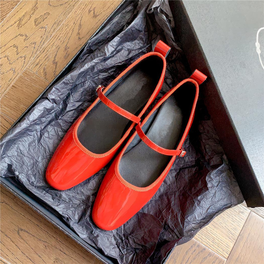 Mocassino ballerina in pelle verniciata con sottile fibbia sul collo del piede