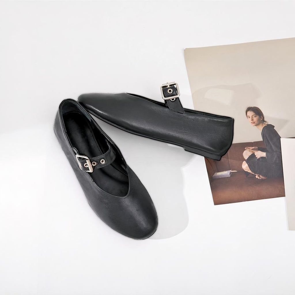 Mocassino Mary Jane nero stile rock con fibbia regolabile che passa sul collo del piede.