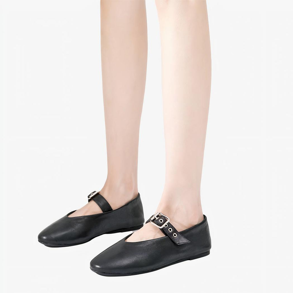 Mocassino Mary Jane nero stile rock con fibbia regolabile che passa sul collo del piede.