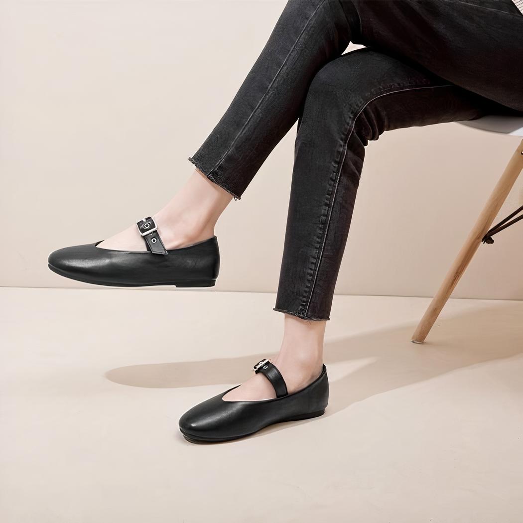Mocassino Mary Jane nero stile rock con fibbia regolabile che passa sul collo del piede.