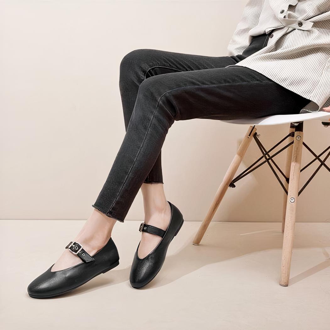 Mocassino Mary Jane nero stile rock con fibbia regolabile che passa sul collo del piede.