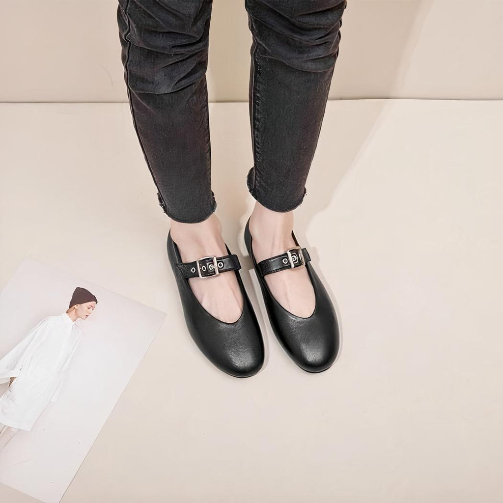 Mocassino Mary Jane nero stile rock con fibbia regolabile che passa sul collo del piede.