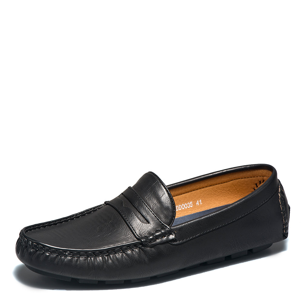 Mocassino nero con interno marrone su sfondo bianco