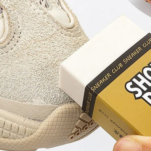 Gomma detergente per scarpe in uso sulla tomaia