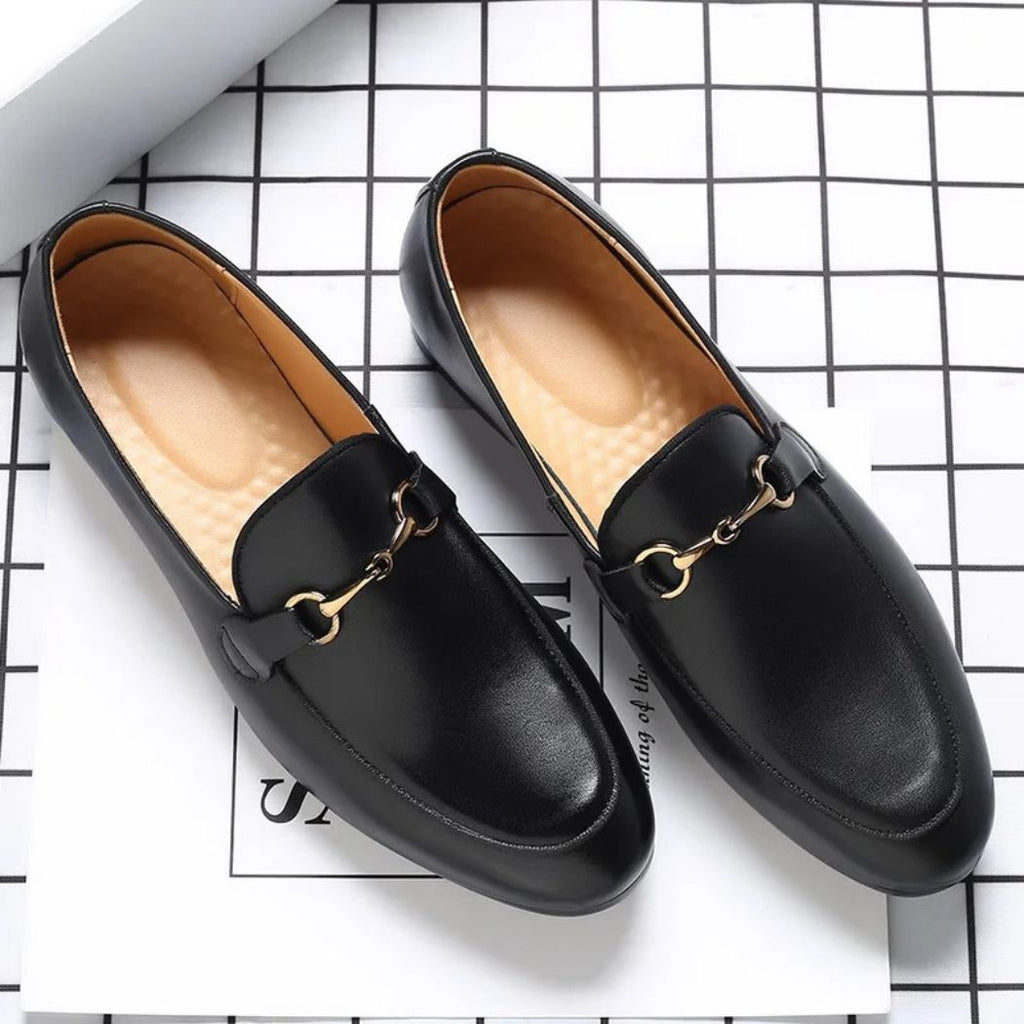 Mocassino slip-on nero con fibbia dorata in pelle vegana