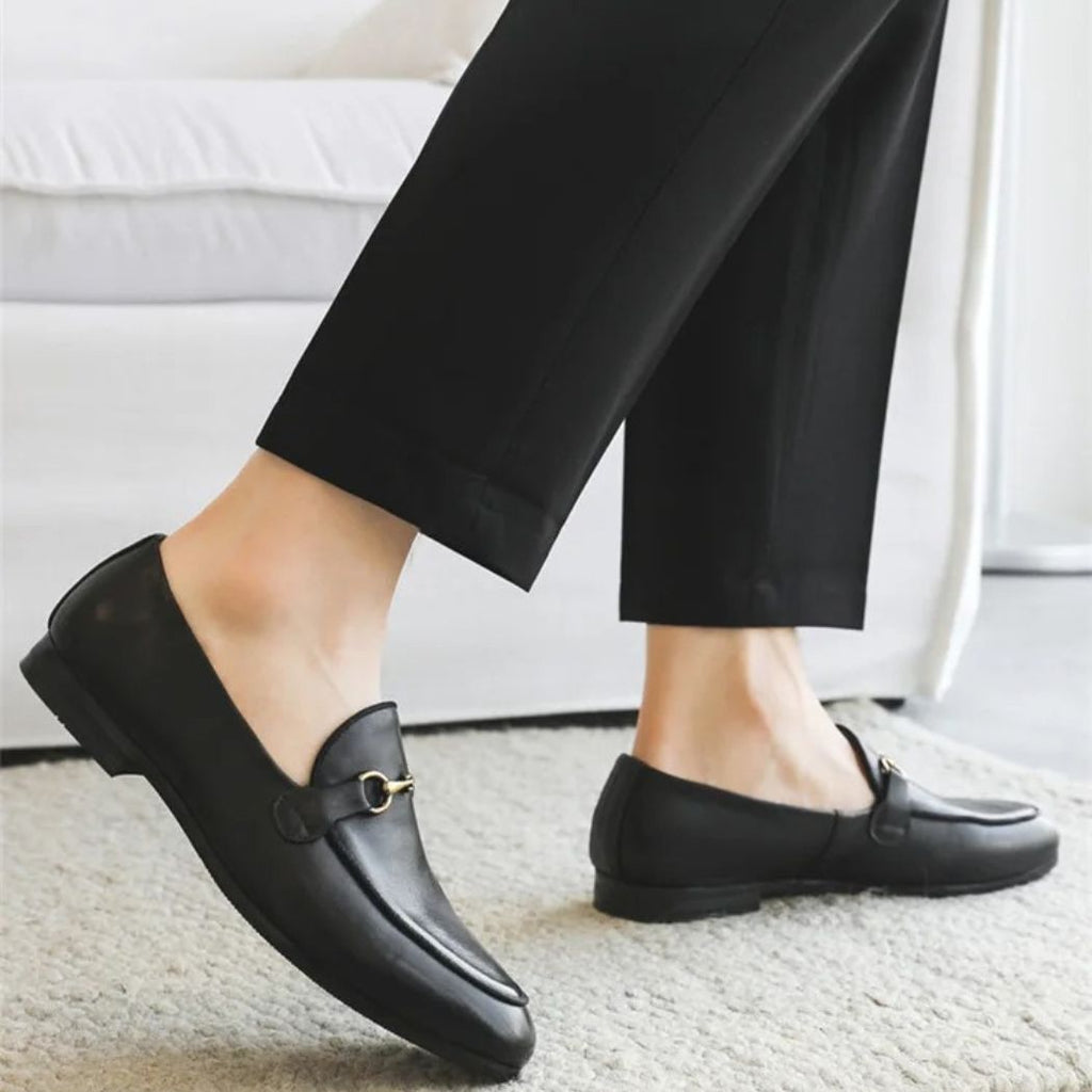 Mocassino slip-on nero con fibbia dorata in pelle vegana