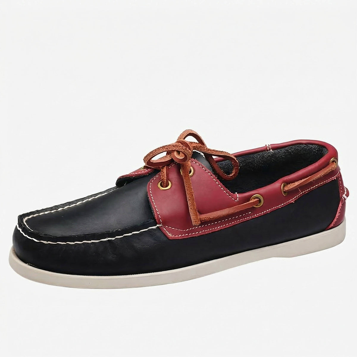 Mocassino stile barca blu navy e bordeaux, su sfondo bianco