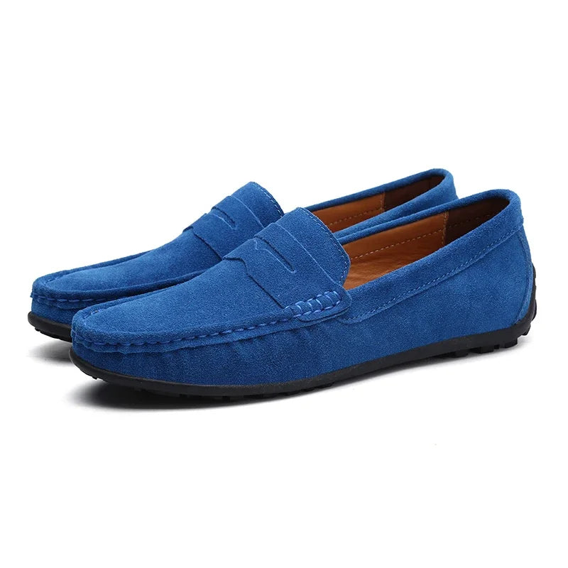 Dettaglio del penny strap sul mocassino blu in camoscio