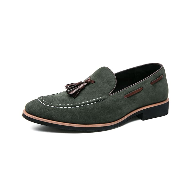 Mocassino in pelle scamosciata verde con nappina su sfondo bianco