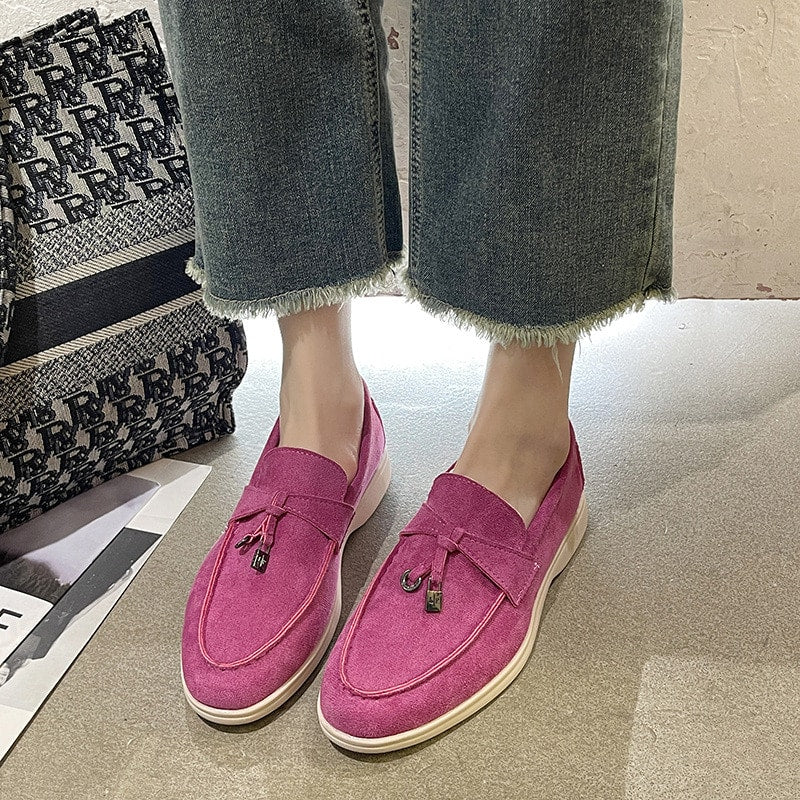 mocassino in pelle scamosciata rosa indossato da una donna