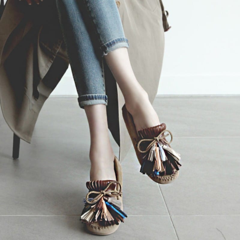 mocassino con nappe indossato da una donna
