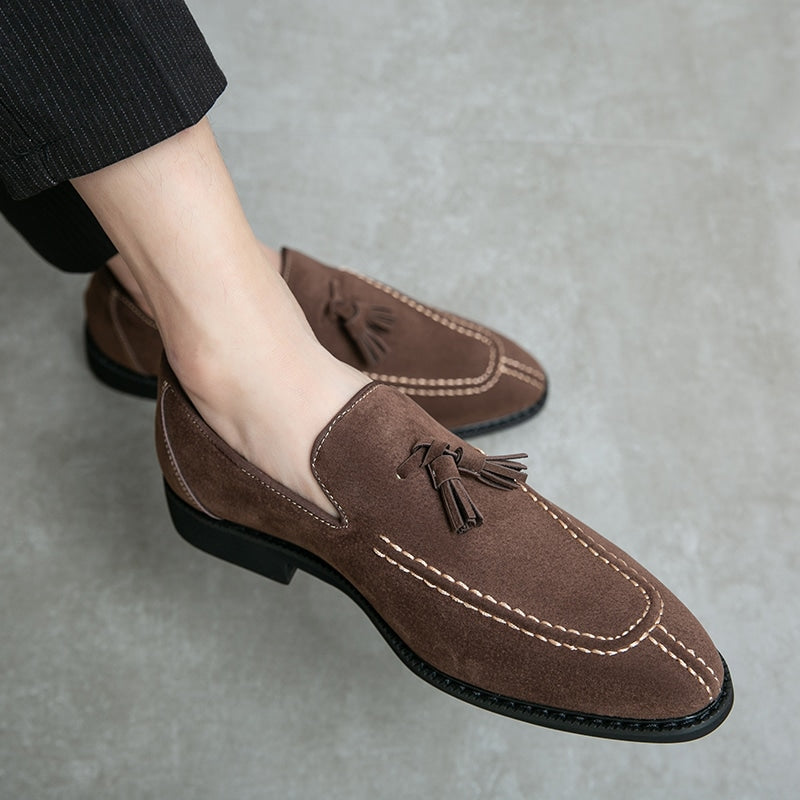 Mocassini con nappine in camoscio sintetico stile vintage