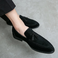 Mocassini con nappine in camoscio sintetico stile vintage, Nero