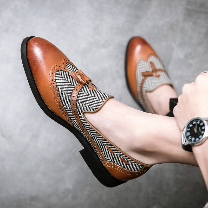 Mocassini con nappine in similpelle motivo a spina di pesce