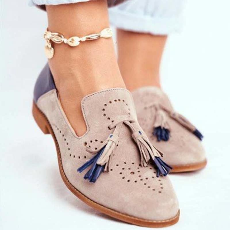 mocassino con nappe blu e rosa indossato da una donna