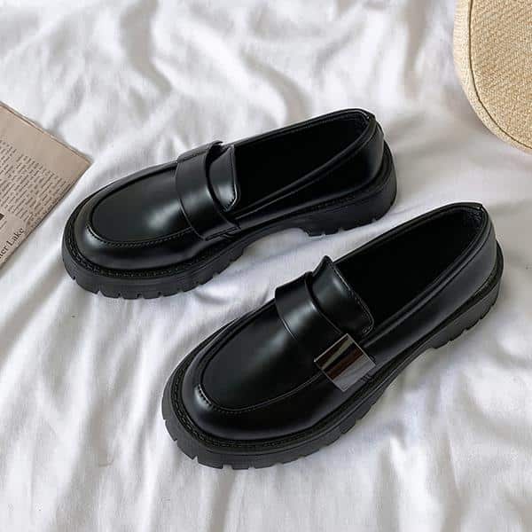 Mocassini neri con platform stile britannico per donna