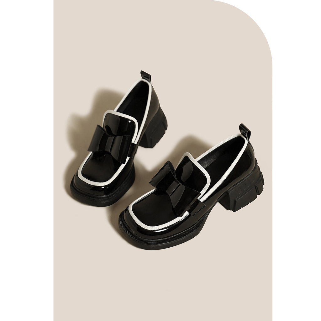 Mocassini con plateau impreziositi da un incantevole papillon nero da donna con sfondo beige