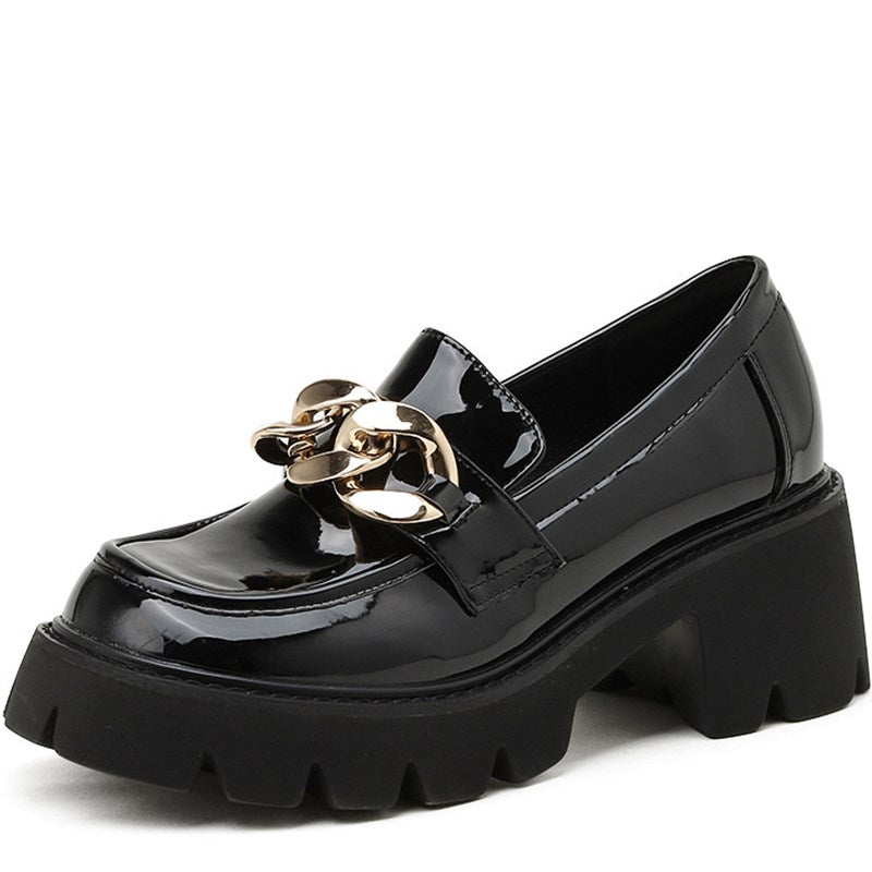 Mocassini con plateau in vernice con dettagli in catena d'oro per donna in nero con sfondo bianco