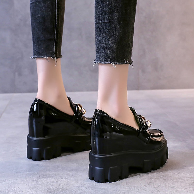 Mocassini con plateau in vernice con catena dorata da donna