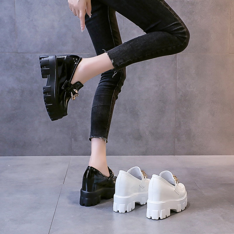 Mocassini con plateau in vernice con catena dorata da donna