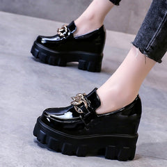Mocassini con plateau in vernice con catena dorata da donna, Nero