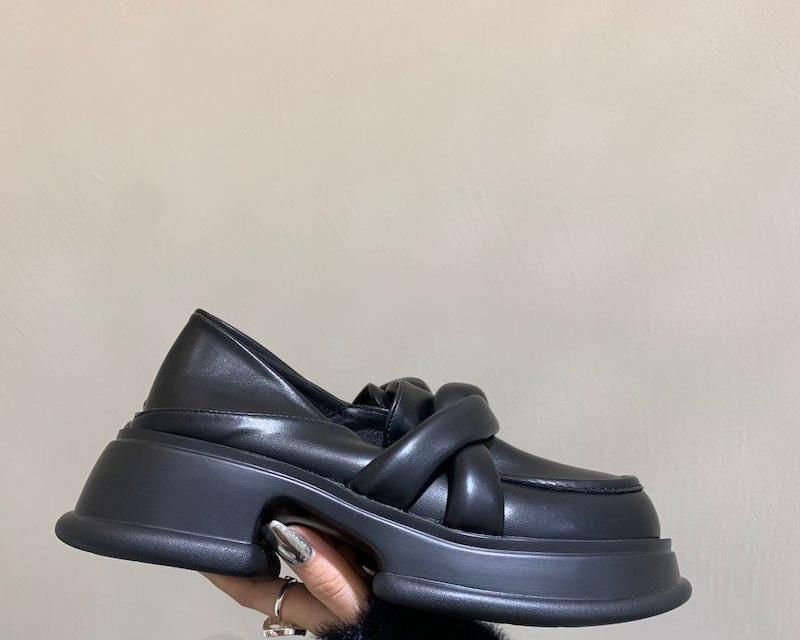 Mocassini neri in pelle con plateau per donna
