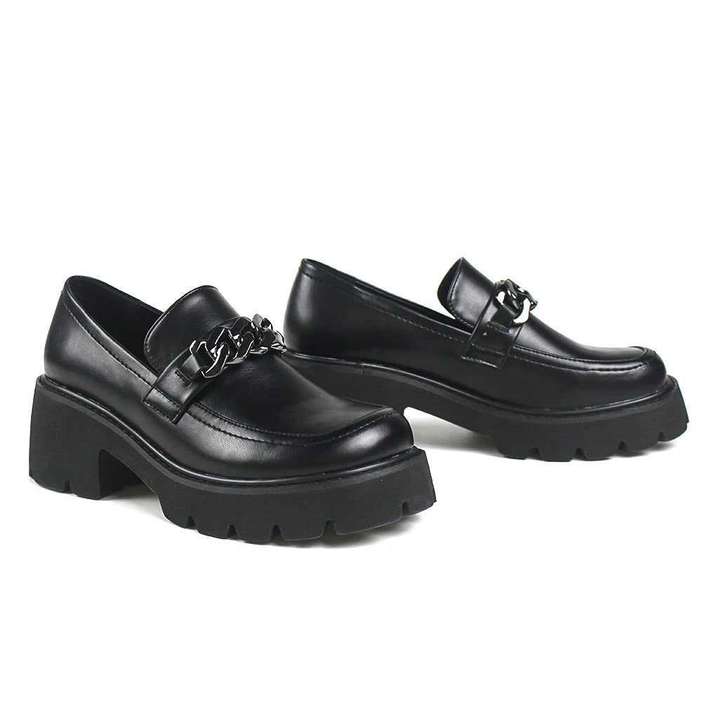 Mocassini vintage con tacco e catenelle in pelle per donna