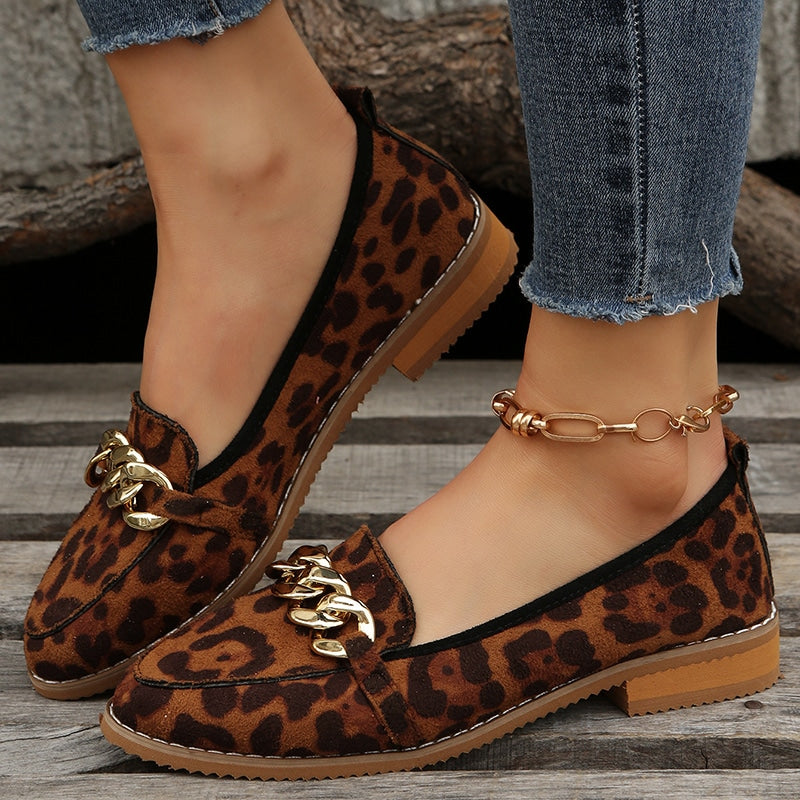 Mocassini con piccolo tacco stampa leopardo e catene dorate