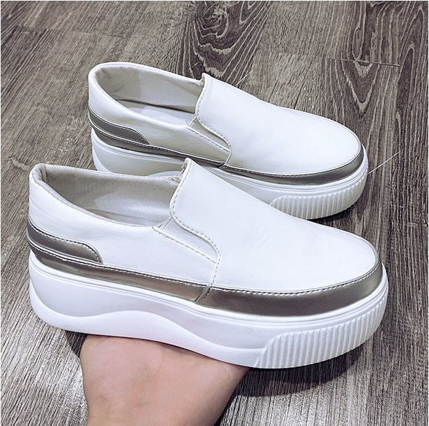 il mocassino in PU bianco compensa il fatto di essere indossato da una donna