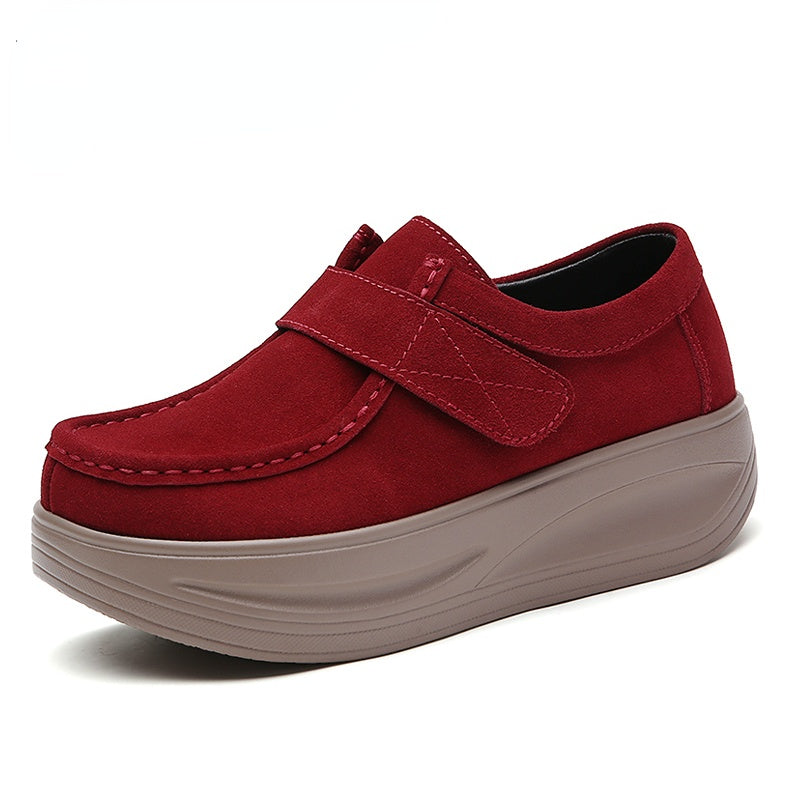 Mocassino effetto scamosciato con chiusura a velcro sul lato, in rosso su sfondo bianco