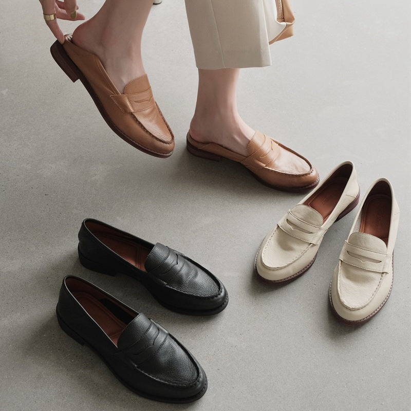 Su un tappeto grigio, 3 paia di mocassini beige, marroni e neri presentati dai piedi di un signore