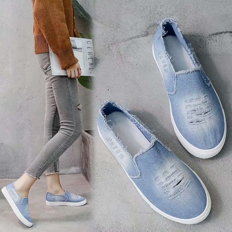 Mocassini in jeans chiaro slavato e strappato per donna