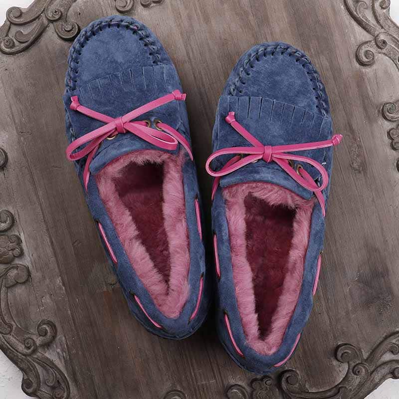 mocassino in camoscio viola e rosa con pelliccia su fondo grigio