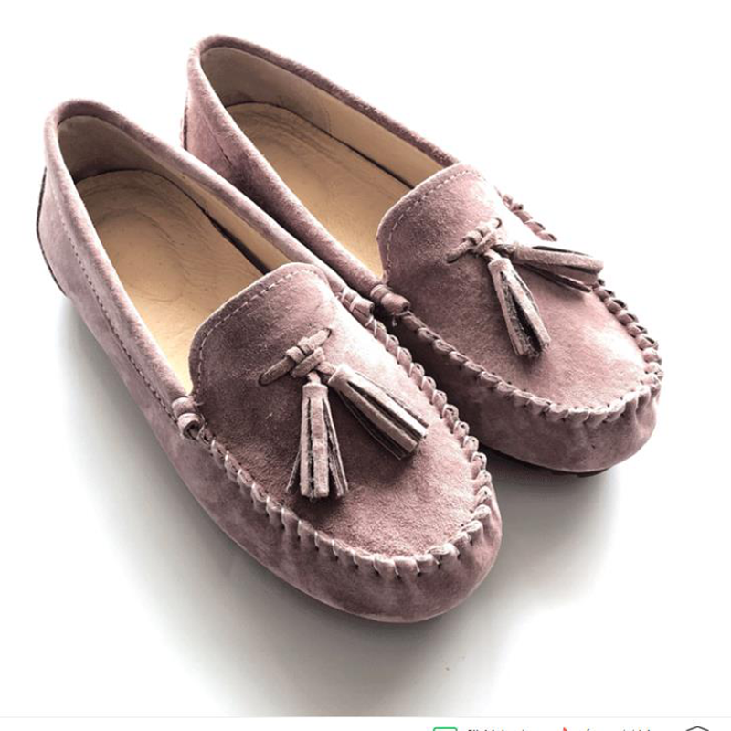 mocassino con nappe in pelle rosa su sfondo bianco