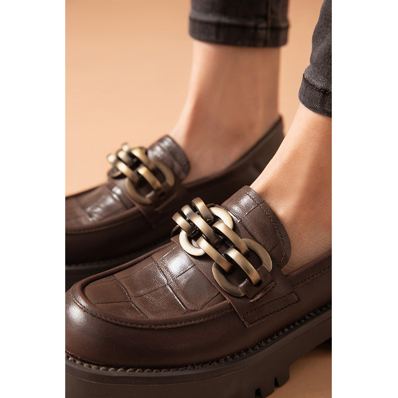 Mocassini in pelle con catena in metallo per donna