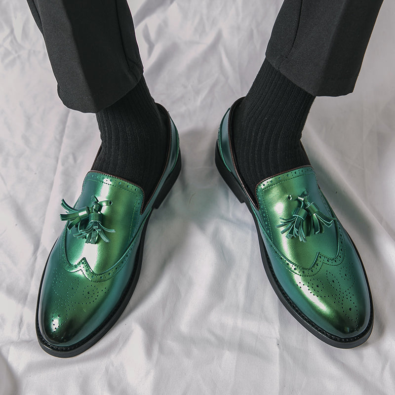 Mocassini da uomo con nappe verde metallizzato con sfondo bianco