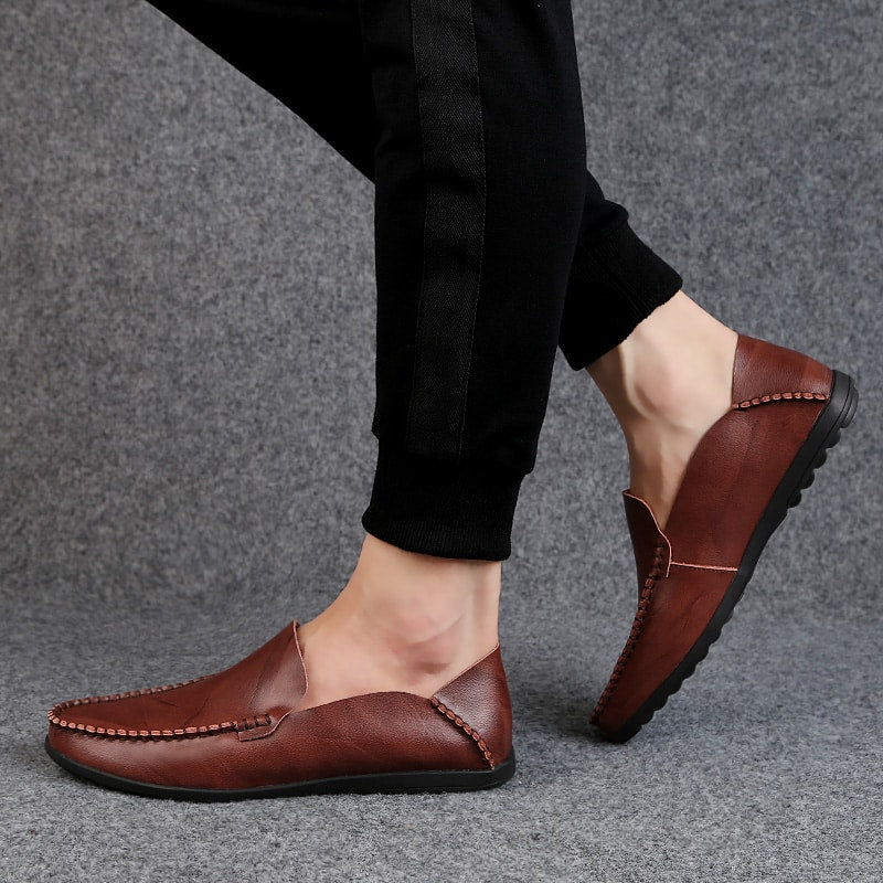 mocassino rosso indossato da un uomo