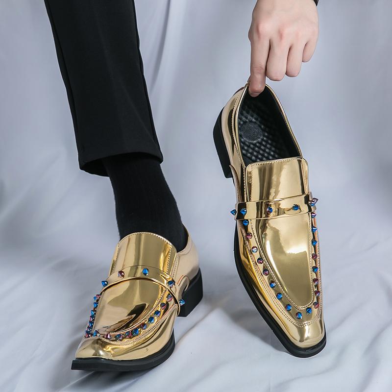 Lussuosi mocassini dorati da uomo in stile brogue con sfondo bianco