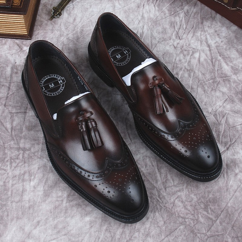 Mocassini con nappe in vera pelle marrone per uomo con sfondo grigio