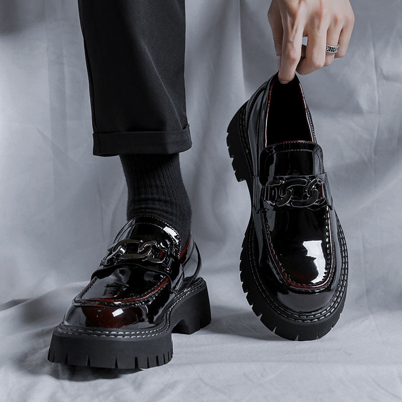 Mocassini slip-on con plateau in pelle verniciata da uomo Immagine