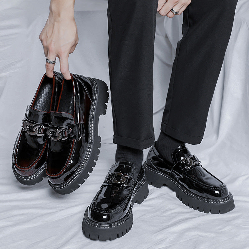 Mocassini slip-on con plateau in pelle verniciata da uomo Immagine