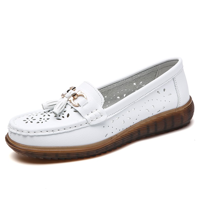 mocassino in pelle bianca con una nappina in alto su sfondo bianco