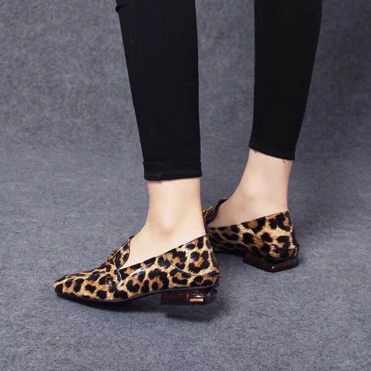Mocassini verniciati leopardati con tacco quadrato per donna