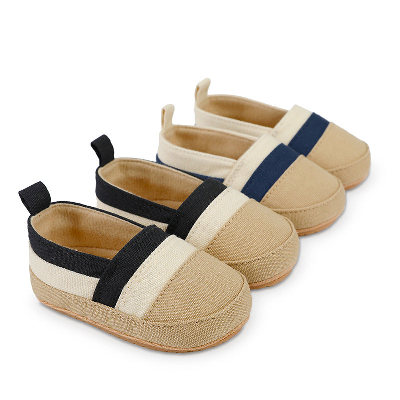 2 paia di mocassini di tela beige posati in diagonale
