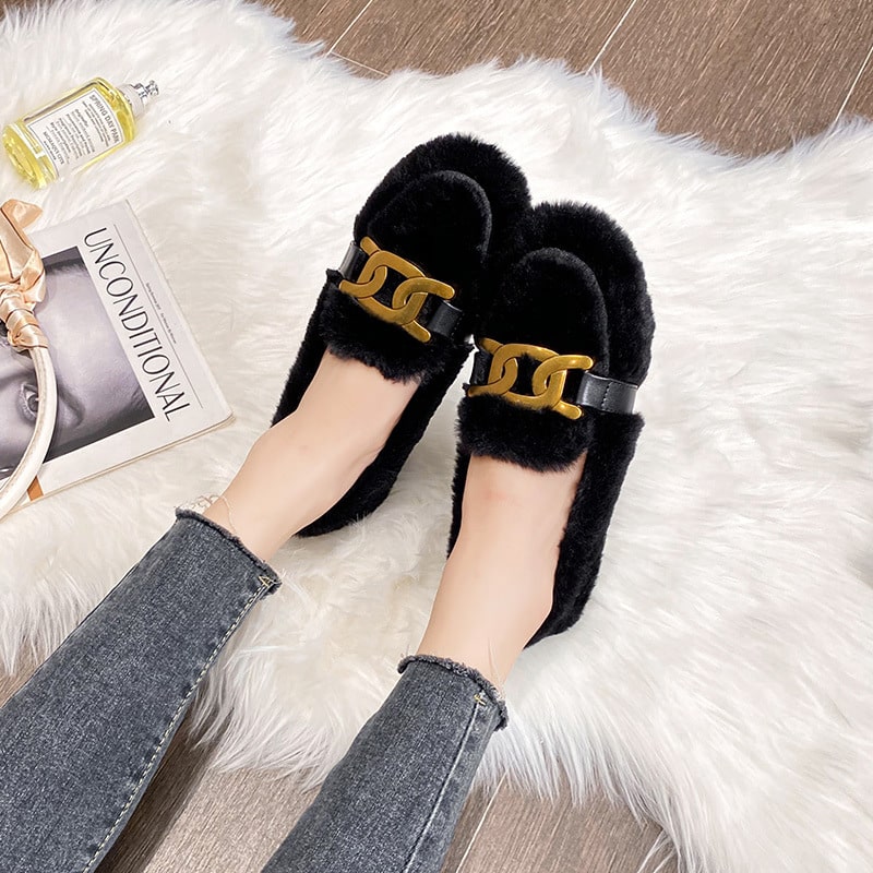mocassino nero in finta lana indossato da una donna
