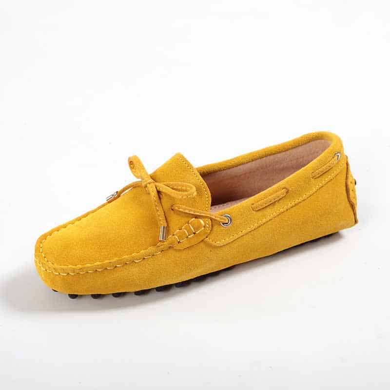 Mocassino giallo su sfondo bianco.