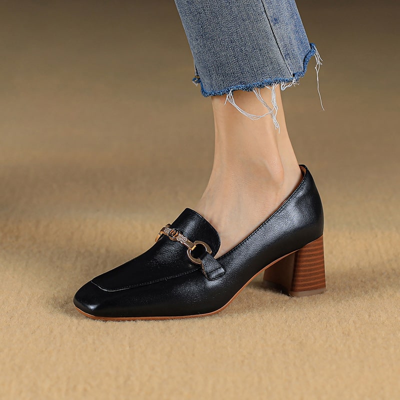 mocassino in pelle nera indossato da una donna