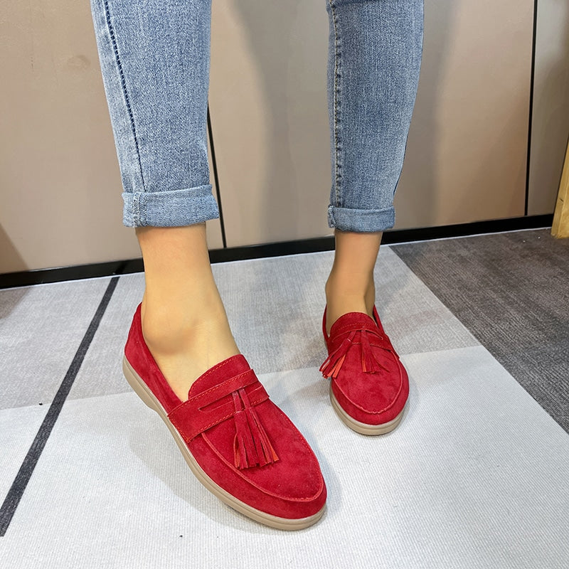 Donna che indossa un mocassino in pelle rossa con nappina