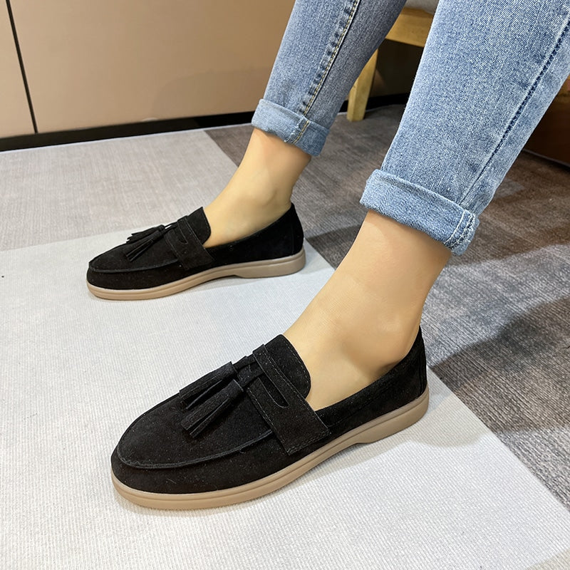 mocassino con frange in camoscio nero indossato da una donna