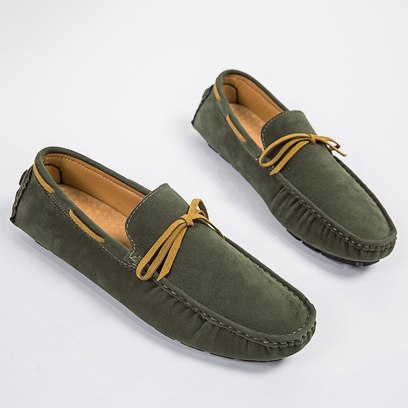 Mocassini da uomo in pelle scamosciata sintetica leggera di colore verde con sfondo bianco